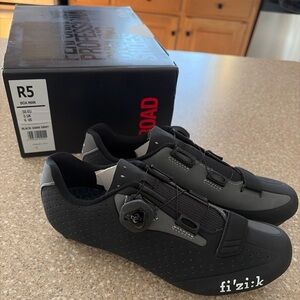 Fizik R5 Uomo Road Cycling Biking Shoes BOA Black Dark Grey Men’s 6 US / 38 EU